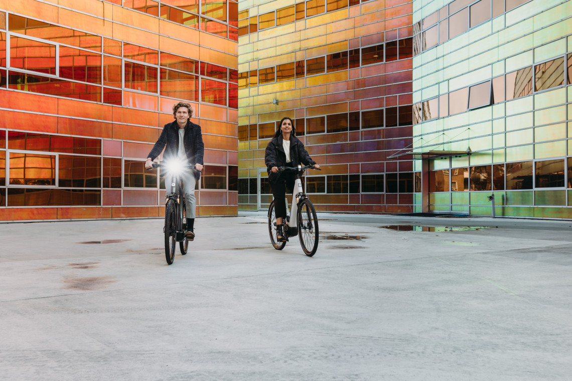 man en vrouw rijden op hun elektrische fiets